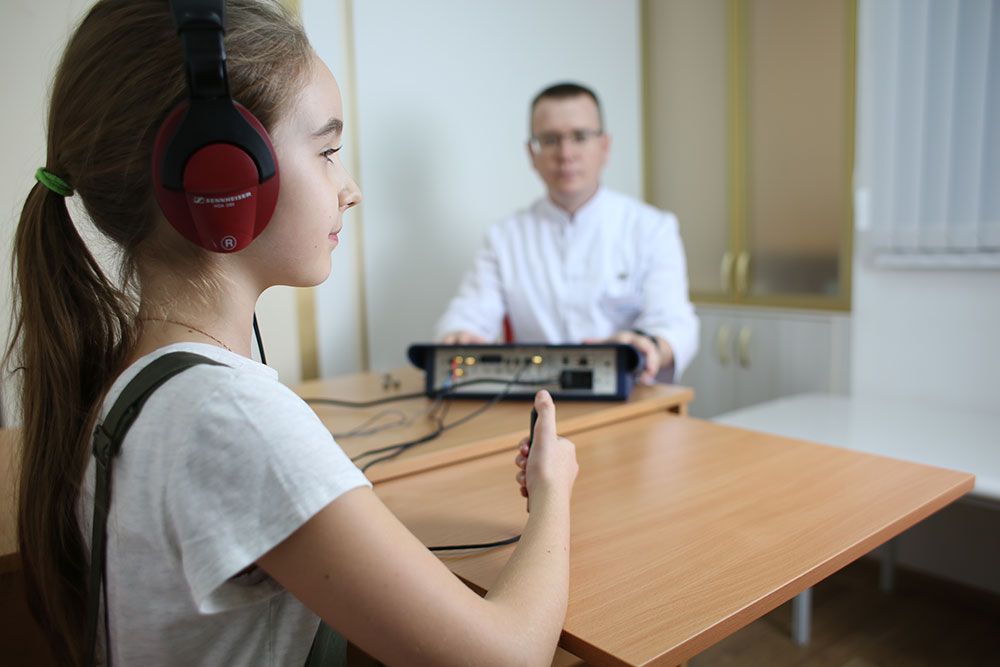 Сайт слабослышащих. Дети с нарушением слуха.. Звукоусиливающая аппаратура для слабослышащих. Исследование слуха аудиометром. Компьютерная аудиометрия для детей.