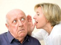 Приемы поведения, компенсирующие нарушение слуха у взрослых